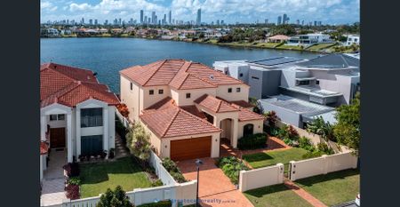 Luxury Family Home in Benowa School Catchment - Breathtaking Lake & Skyline Views - Photo 2