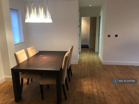 2 bedroom flat to rent - Photo 2