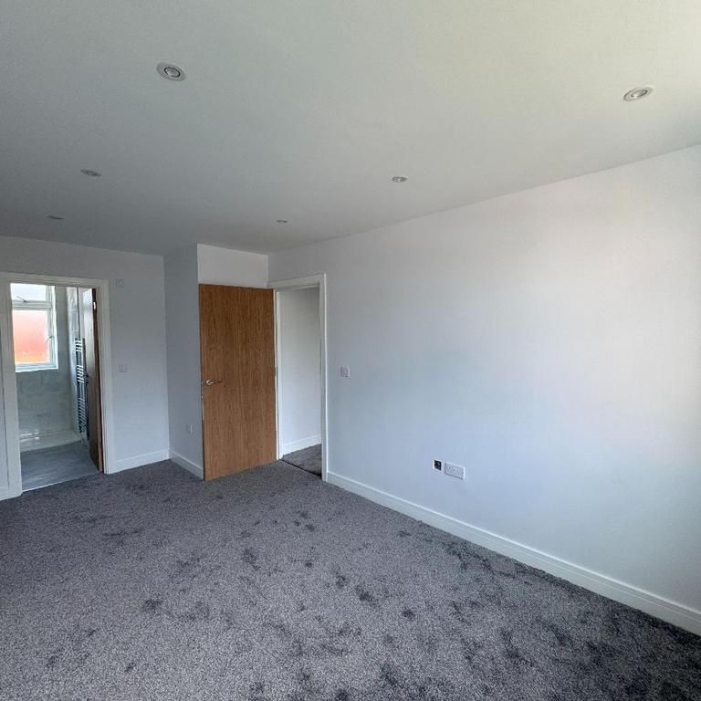 4 bedroom semi-detached house to rent - Photo 1