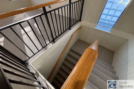 MODERN STREET FRONT TOWNHOUSE IN PRIME LOCATION - Photo 4