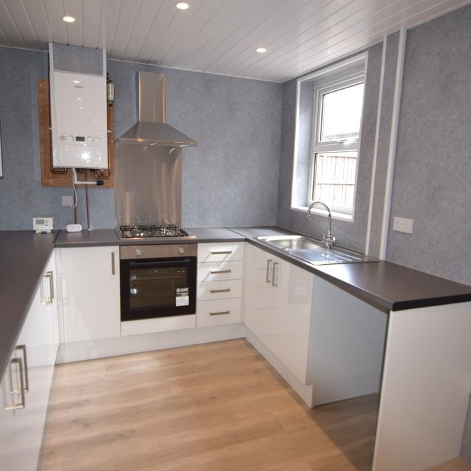 To Let 3 Bed Semi-Detached House - Photo 1