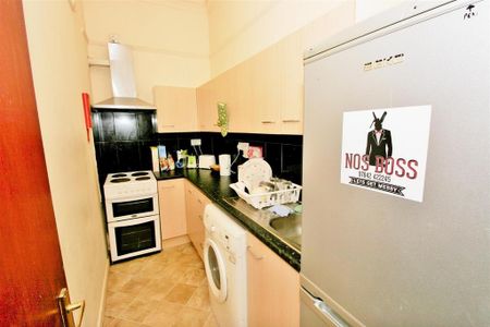 3 bedroom flat to rent - Photo 4