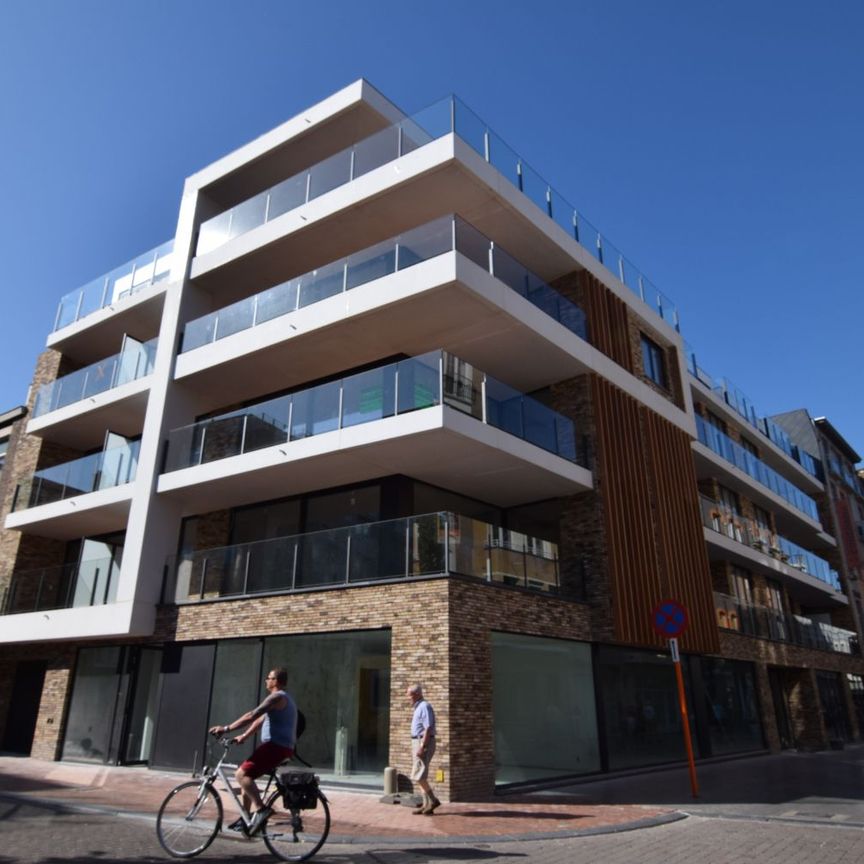 Mooi instapklaar appartement op het tweede verdiep met zicht op het pittoreske kerkplein. Midden in het commercieel centrum en op wandelafstand van de zee. - Photo 1