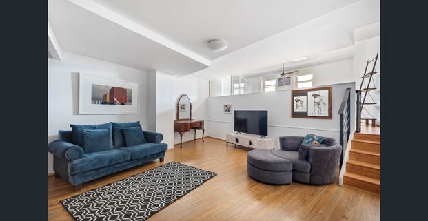 Expansive loft-style apartment in Art Deco conversion - Photo 1