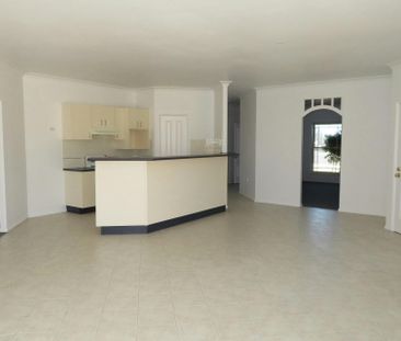 FRESH AND BRIGHT SPACIOUS 3 BEDROOM HOME! - Photo 2