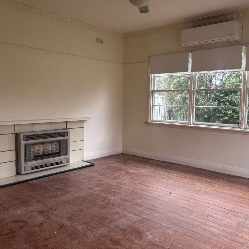 ***UNDER APPLICATION*** A comfortable 3 Bedroom, well‑located home with secure back yard. - Photo 1