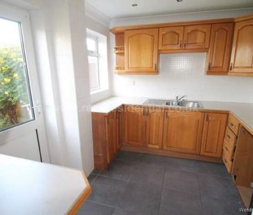 3 bedroom property to rent in Canvey Island - Photo 3