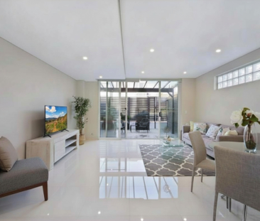 Stylish Three-Bedroom Townhouse with Courtyard Living - Photo 1