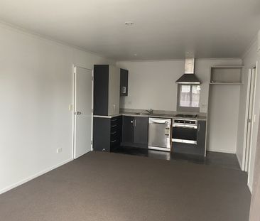 This modern three‑bedroom apartment is perfectly positioned just a ... - Photo 2