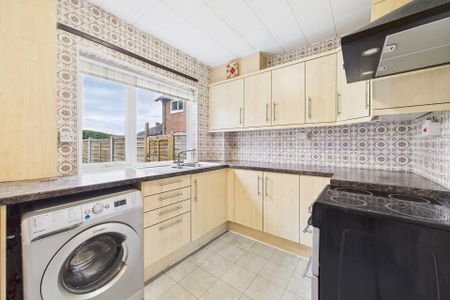 63 Lowedges Drive, S8 - Photo 4