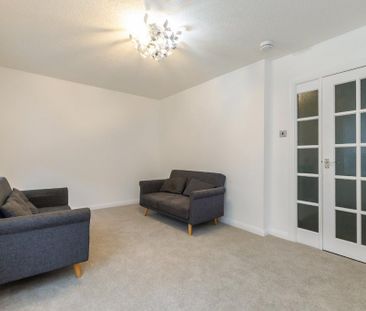 3 bedroom flat to rent - Photo 2