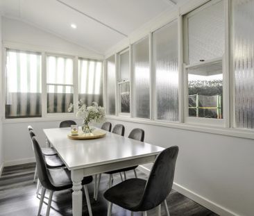 Three Bedroom Art Deco Modernised Home - Photo 4