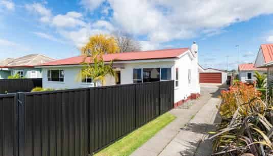 Three Bedroom Home In Prime Location - Photo 1