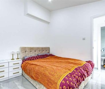 Overbury Crescent, New Addington, Croydon, CR0 - Photo 2