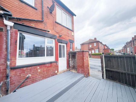 3 bedroom end of terrace house to rent - Photo 3