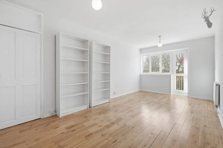 1 Bedroom Flat - Purpose Built - Photo 4