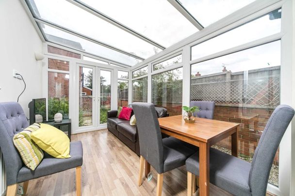 4 Bed Terraced House, Pitcroft Avenue, RG6 - Photo 1