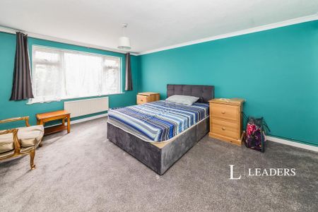 3 bedroom flat to rent - Photo 4