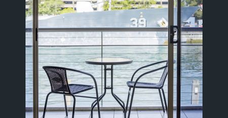 Sun-filled waterfront apartment with Harbour Outlook - Photo 5