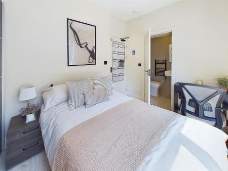 1 bedroom in a house share to rent - Photo 2