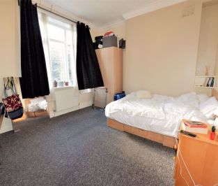 4 bedroom Flat in Wood Lane, Leeds - Photo 2