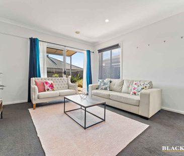SINGLE LEVEL 3 BEDROOM HOME ACROSS FROM GOOGONG SHOPS, PARK AND SCHOOL - Photo 4