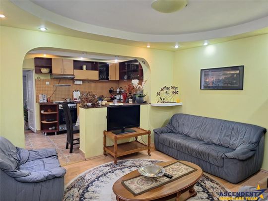 Casa Bartolomeu, pe doua nivele, stil deosebit, curte comuna - Fotografie 1