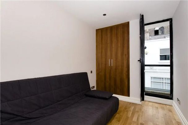 2 bedroom house in London - Photo 1