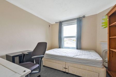 4 bedroom flat to rent - Photo 3