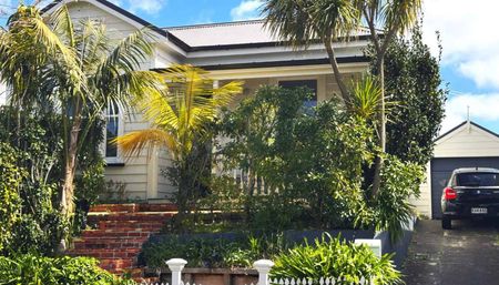 Cute villa with 2 off street parks - Photo 5