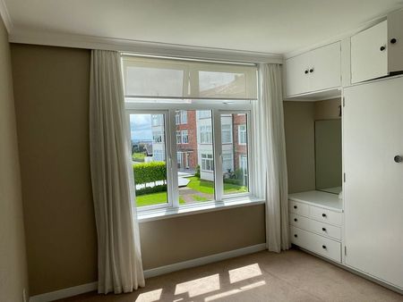 A beautiful, large, light apartment - Photo 2