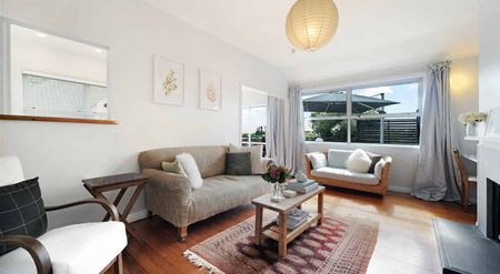 Picture-Perfect Orakei Cottage - Photo 2