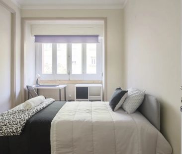 Room in a shared 9-bedroom apartment for rent in Lisbon. - Foto 1