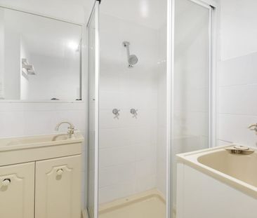 1 Bedroom Unit in Great Location - Brand New Carpets - Photo 6