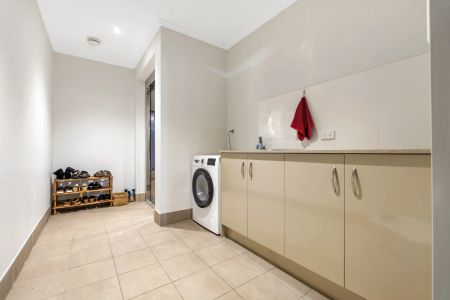 Luxurious Townhouse Living – Prime Sandgate Location - Photo 2