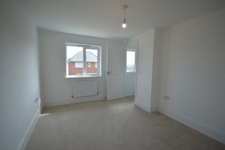 4 bedroom detached house to rent - Photo 2