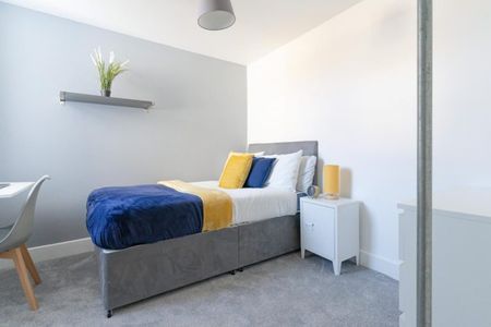 Stansted #70 - Photo 4