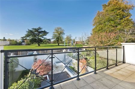 Four bedroom executive townhouse with stunning views of Ascot Racecourse located within walking distance of the High Street. - Photo 4