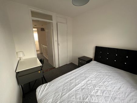 4 bedroom semi-detached house to rent - Photo 4