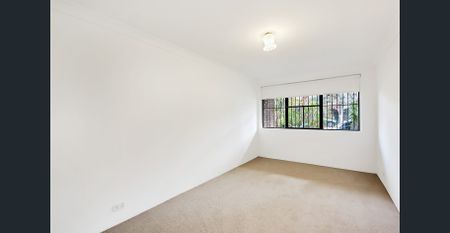 SPACIOUS 2 BEDROOM GARDEN APARTMENT WITH PRIVATE ENTRANCE & SECURE PARKING - Photo 2