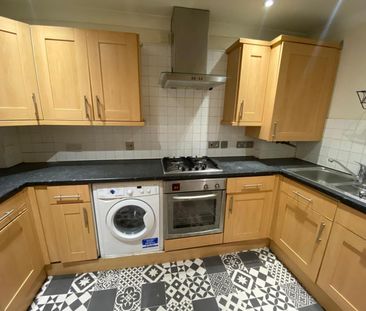 2 bedroom Flat to let - Photo 2