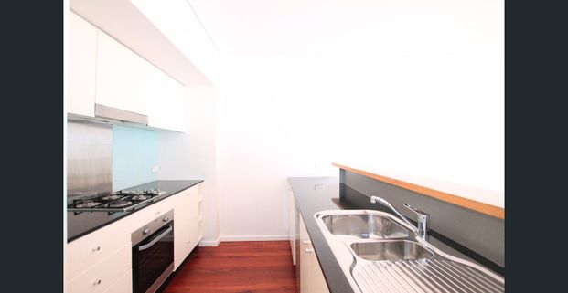 Two storey 2 bed, 2 bath apartment with terrace and Carspace - Photo 1