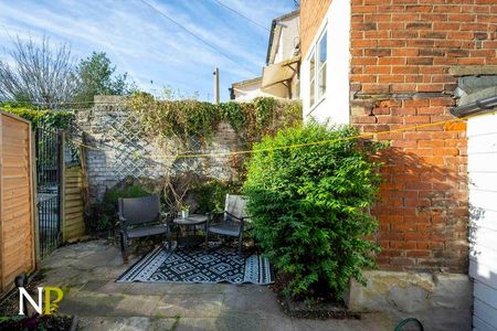 St Johns Green, Colchester, CO2 - Photo 2