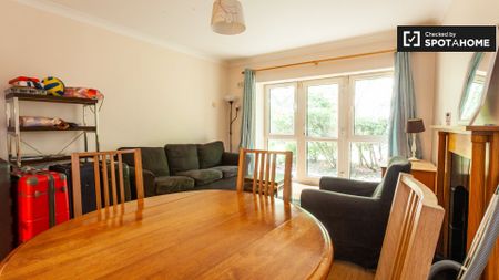 Bed in a twin room in a 2-bedroom flat in Silicon Docks - Photo 3
