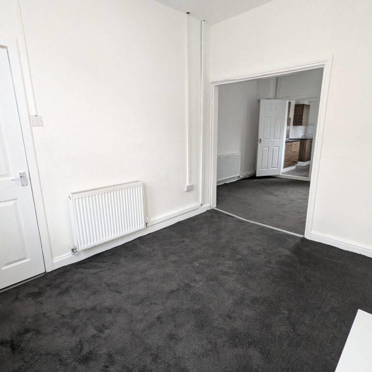 2 bedroom property to rent - Photo 1