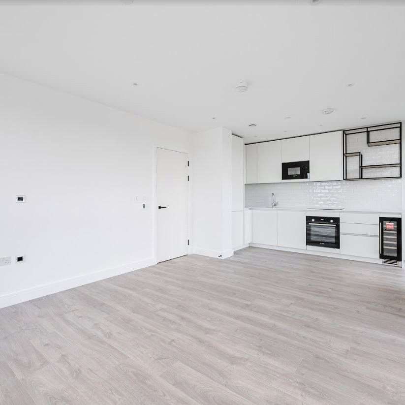 A fantastic two bedroom apartment available in an exceptional London canal side development. - Photo 1