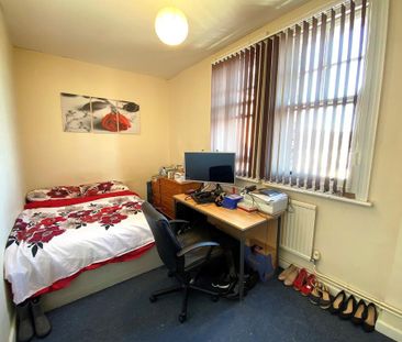3 bedroom flat to rent - Photo 5