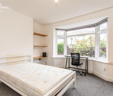 4 bedroom end of terrace house to rent - Photo 1