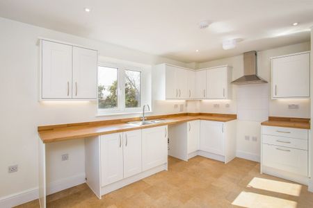 3 bedroom detached house to rent - Photo 3