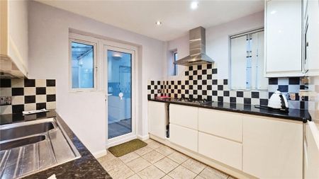 Park Road, Stanwell, Staines-upon-Thames, Surrey, TW19 7NT - Photo 4